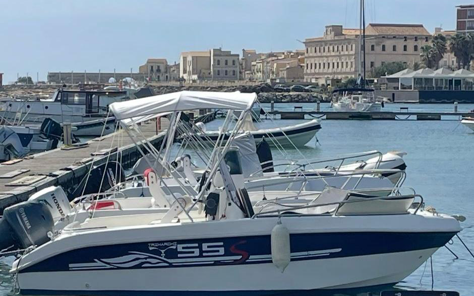 barca da 5 metri senza patente a noleggio a siracusa