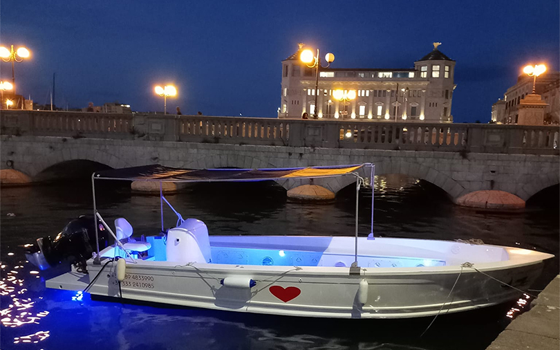 barca da 8 metri con conducente a noleggio a siracusa